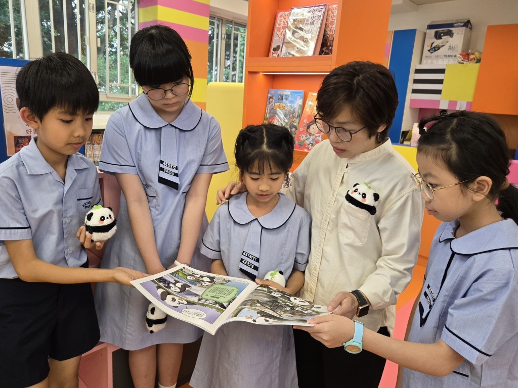 石圍角小學國民教育及德育組主任黃鎧綾（右二）認為，新漫畫以熊貓為主角，使國安教育不再嚴肅遙遠，更易被學生吸收。