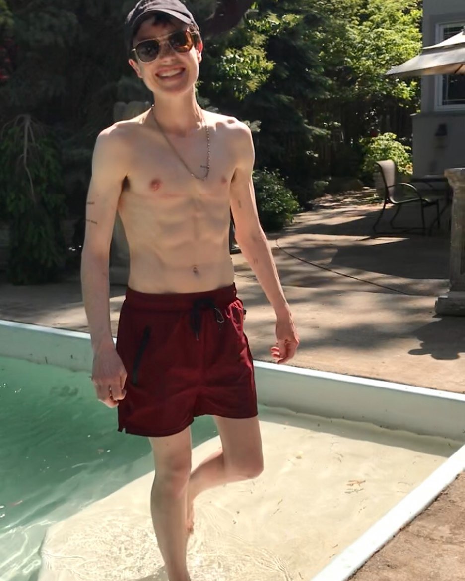 Elliot公開泳裝相,身形超Fit。