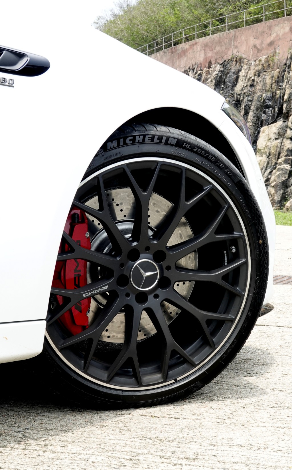 平治Mercedes-AMG C63 S E-Performance額外加有20吋AMG鍛造輪圈