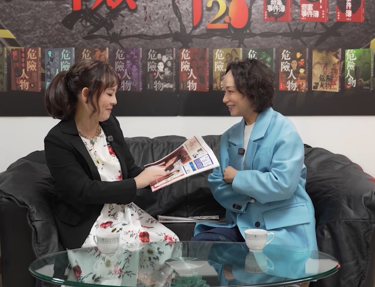 翁靜晶和楊素珊翻閱廿多年前的報紙。(「危險人物2.0」影片截圖) 翁靜晶和楊素珊翻閱廿多年前的報紙。(「危險人物2.0」影片截圖)