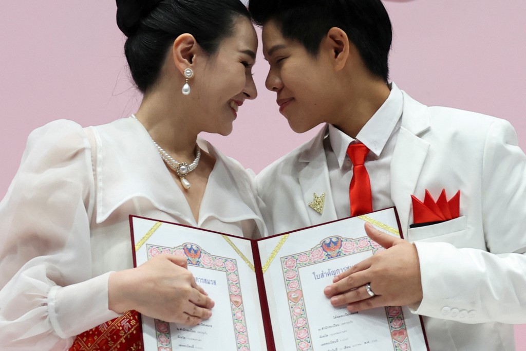 一對LGBTQ情侶登記結婚。（路透社）