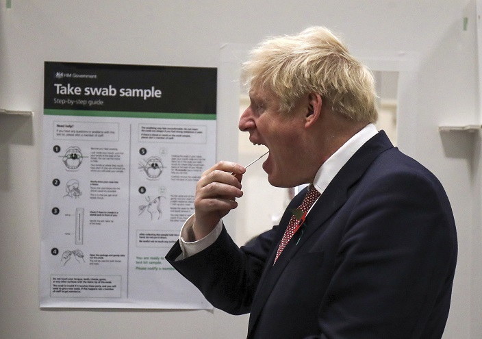 約翰遜11月6日在德蒙福特大學進行新冠病毒檢測。AP圖片