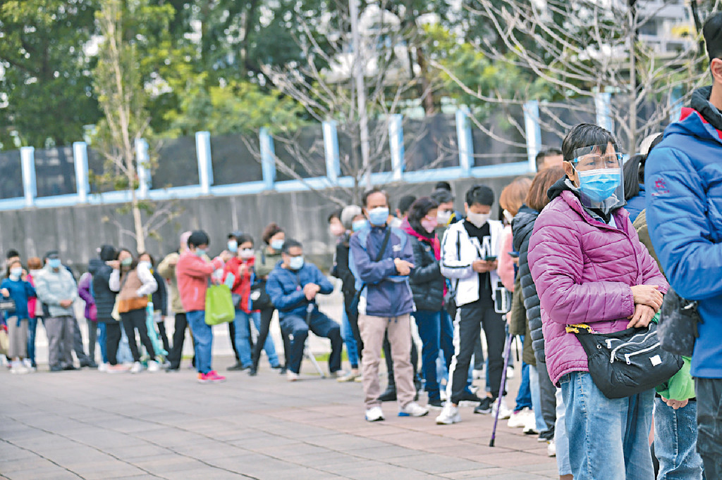 ■不少檢測站出現長長人龍，增加市民排隊交叉感染病毒的風險。