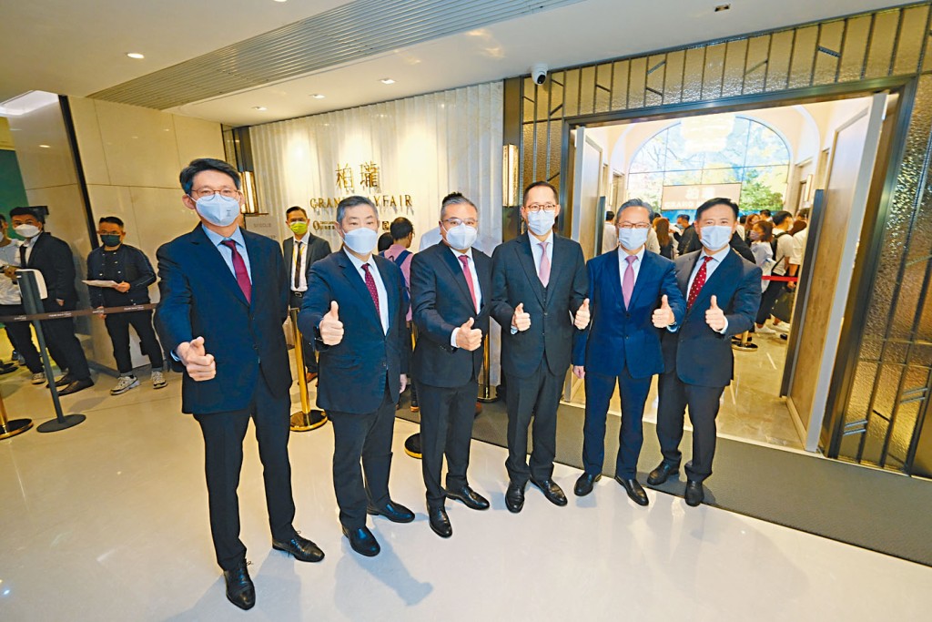 錦上路站柏瓏II暫沽641伙，套現逾56億。左起：中國海外李承聰、信和楊文、嘉華溫偉明、信和黃永光、中國海外游偉光、信和田兆源。