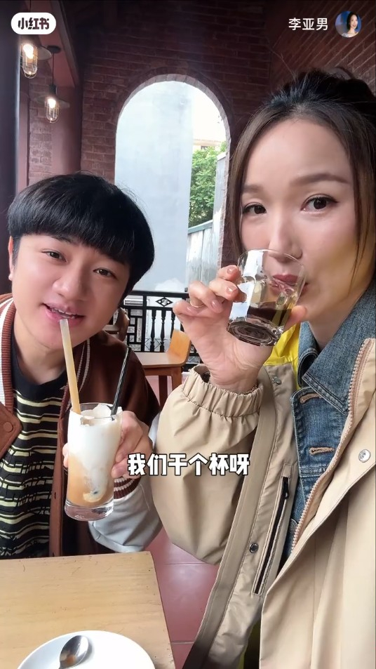 两夫妇又品尝著名的越南咖啡。