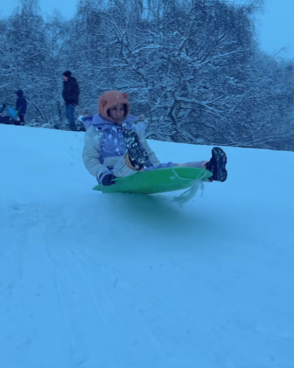 张嘉儿坐在雪兜上玩到飞起！
