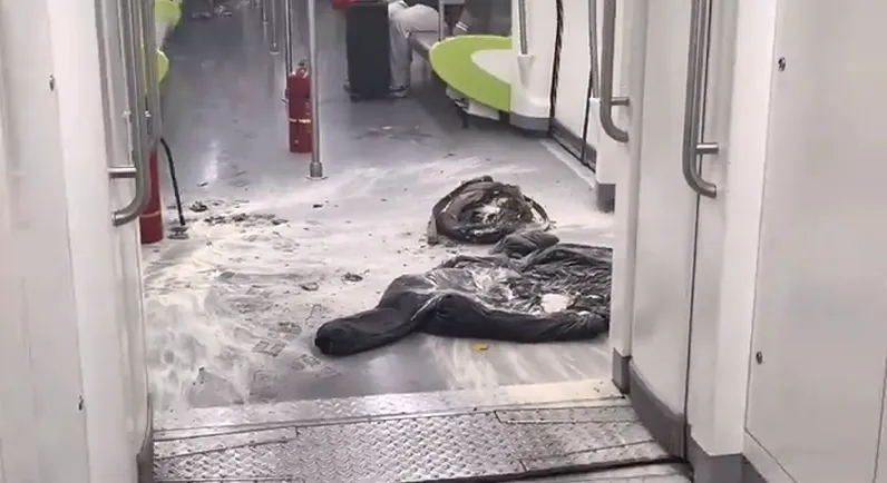 網傳長沙地鐵內一女生衣服自燃。 網傳長沙地鐵內一女生衣服自燃。