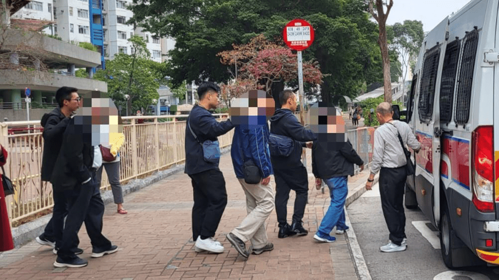 警偕房屋署青衣打擊街頭聚賭 巡公屋屋邨拘3人