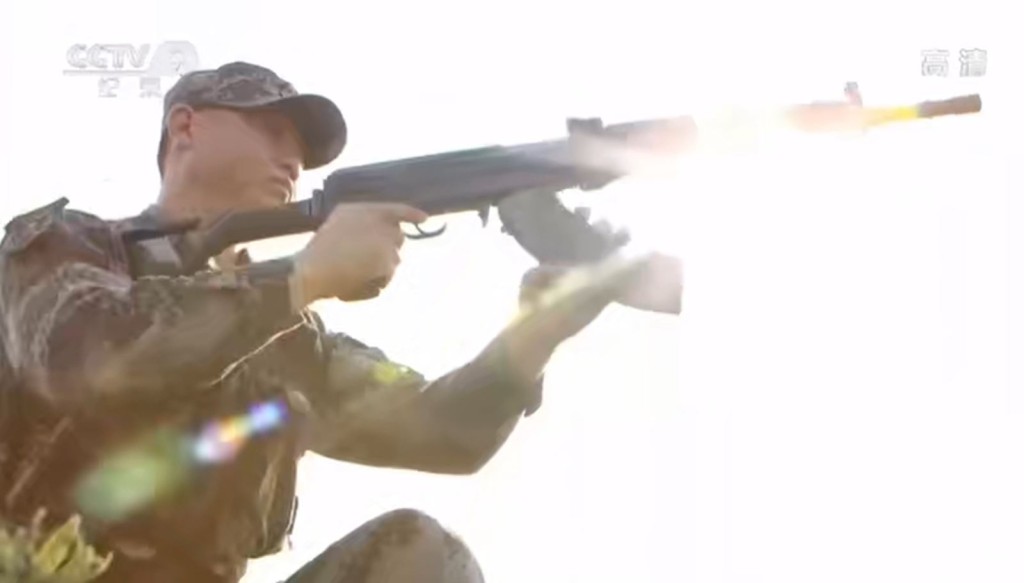 據稱田明建精通以單手完成81式步槍換彈匣的技巧。影片截圖