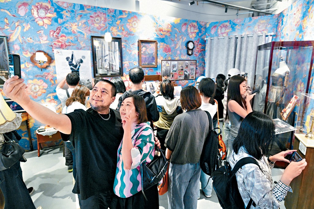 不少歌迷在珍藏展拍照打卡。