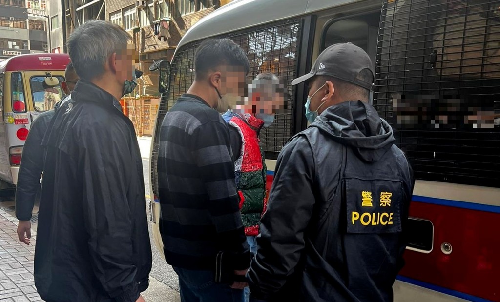 警方帶走涉案人士。