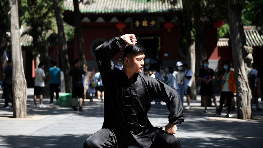華人之所以把宗教與武術聯繫起來，主要受一些傳統門派和武俠小說的影響，例如少林寺、武當派等。