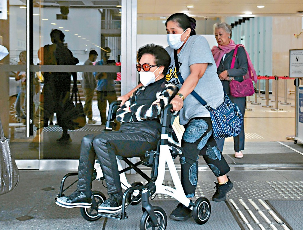 林百欣家族爭產案，三太顧瑞英（坐輪椅者）到高院出庭作供。