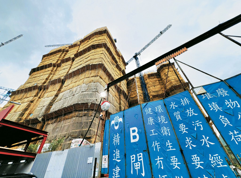 精進建築近年涉及多宗奪命事故,政府明言拒絕其註冊續期申請,只是地盤死亡事故一連串跟進行動之一。