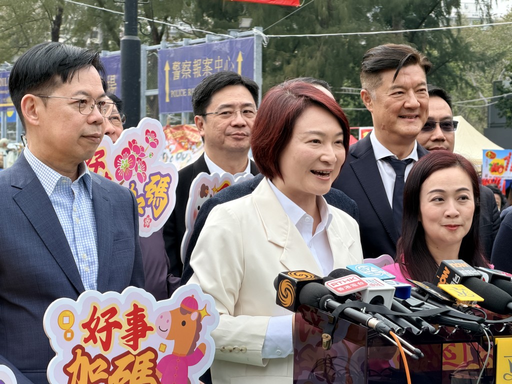 立法會主席李慧琼今午（12日）聯同食物安全及環境衞生事務委員會委員等，共42名議員到訪維園年宵市場。