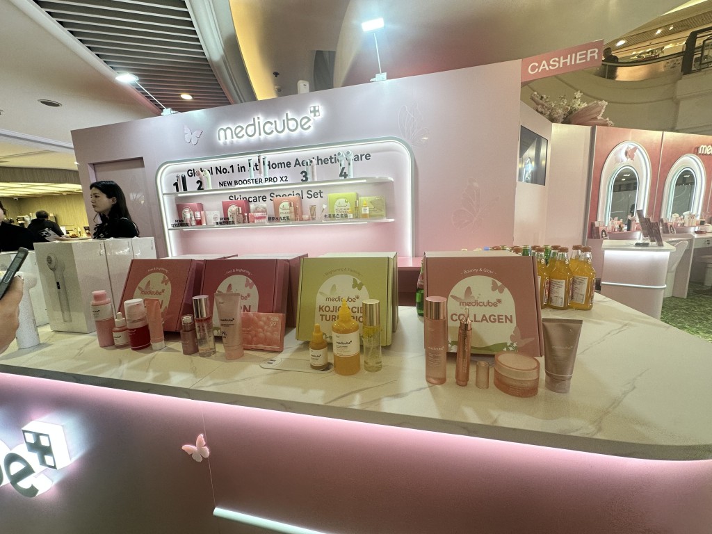 快闪店内设有多个展示区，包括新产品、Skincare & Age-R系列，以及PDRN 系列。