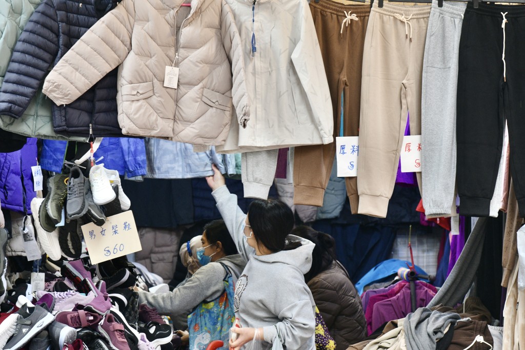 近日天氣寒冷，巿民選購厚衣服禦寒。資料圖片