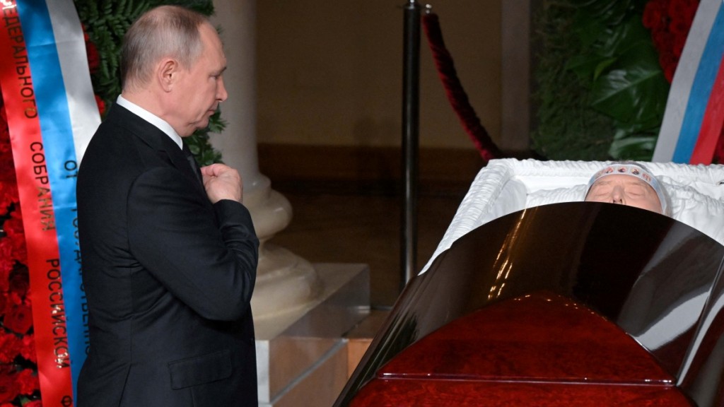 普京日前出席日里諾夫斯基的喪禮。REUTERS