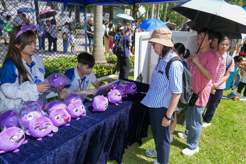 市民參與各攤檔活動。 市民參與各攤檔活動。