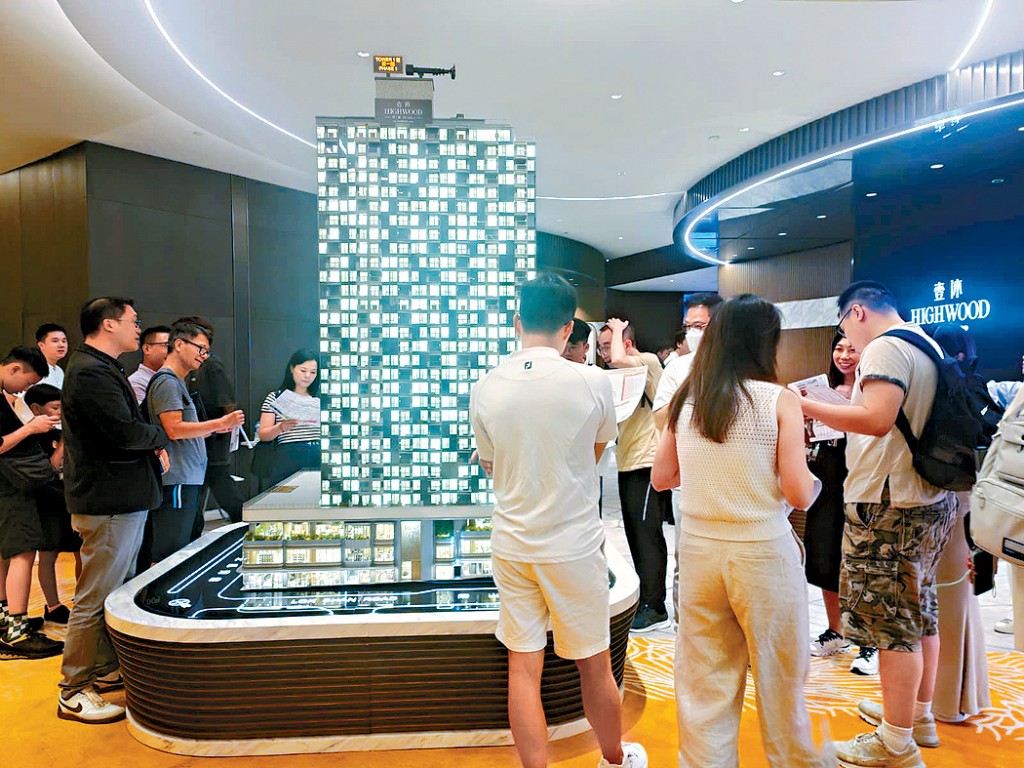 項目位於尖沙咀商廈的展銷廳，昨日吸引不少睇樓客前來參觀示範單位及了解項目細節。