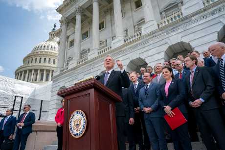 麦卡锡(中)周三在华盛顿国会大厦率领参众两院共和党人举行一项有关债务上限谈判活动。美联社