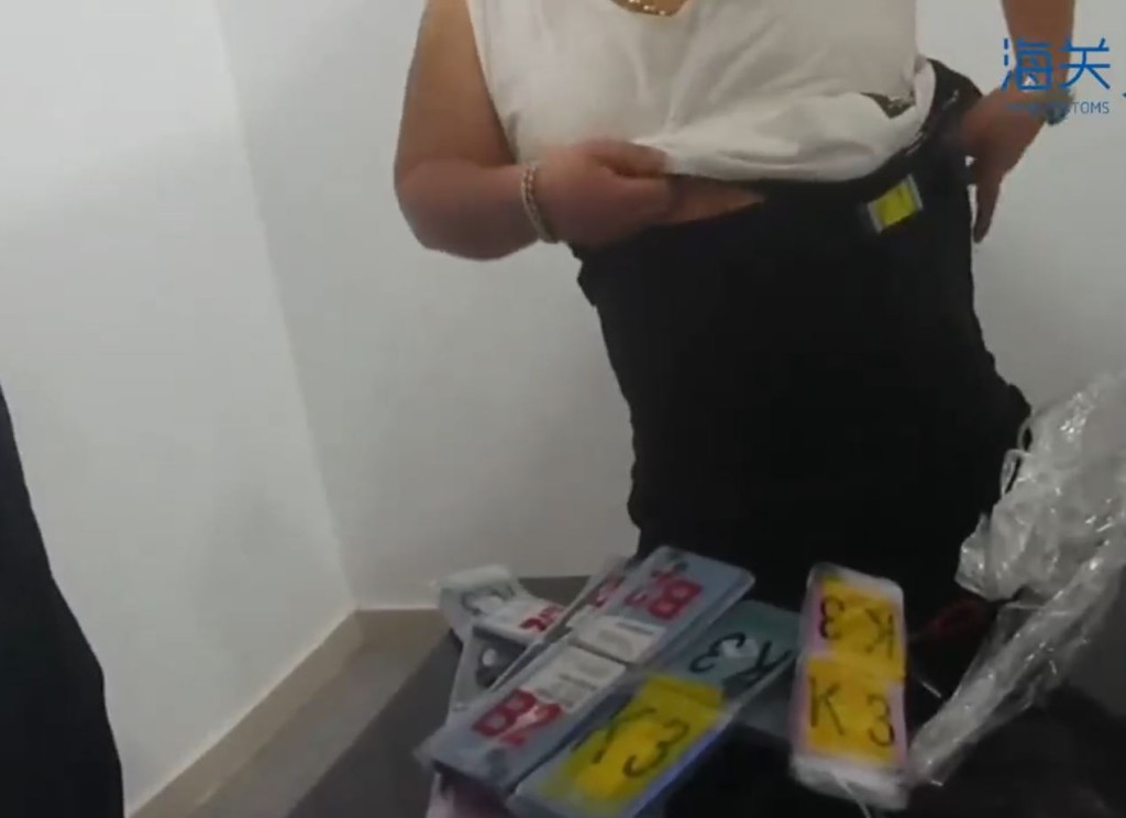 香港男子著“高科技腰封”过拱北海关，被揭发走私56部旧iPhone。海关发布