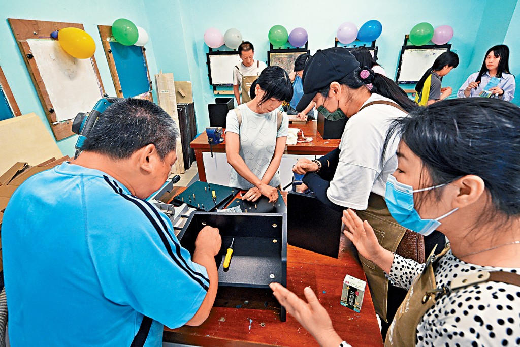 「煥居生活館」透過提供共享空間及設備，讓劏房居民學習木工技能。
