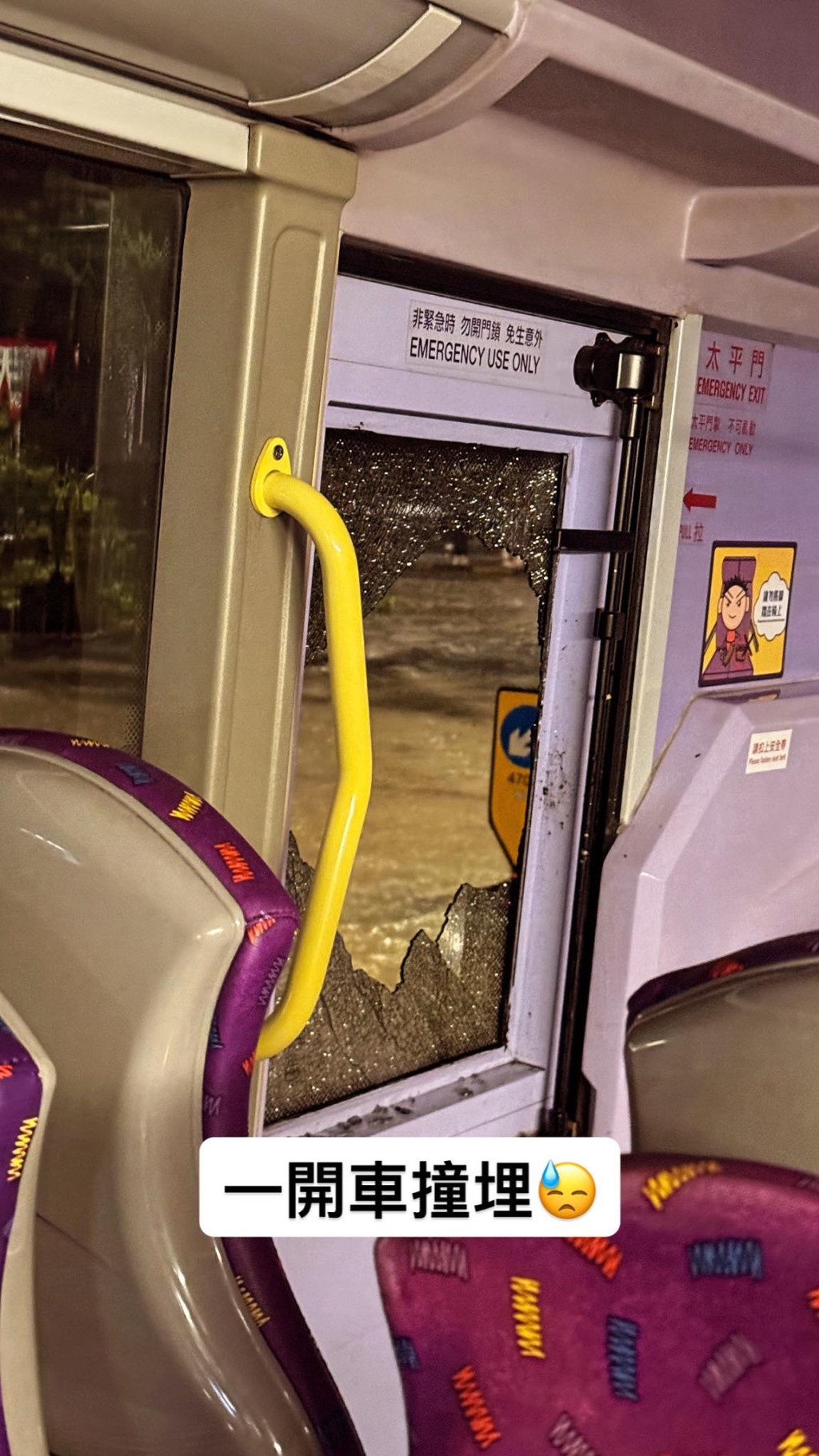 一輛城巴失控溜前,撞向前方死火的專線小巴。fb「赤柱街坊八1八(Stanley 818)」圖片 一輛城巴失控溜前,撞向前方死火的專線小巴。fb「赤柱街坊八1八(Stanley 818)」圖片