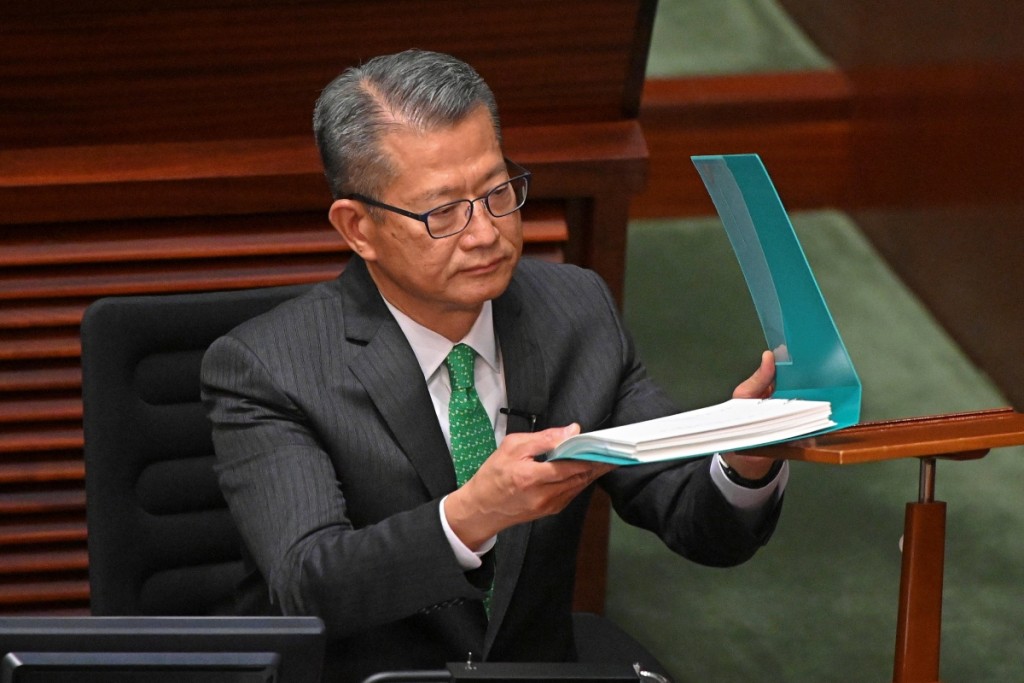 财爷今次拿股票印花税开刀,不是因为遏止投机等道德理由,而是在在需财下觉得最好的办法。 财爷今次拿股票印花税开刀,不是因为遏止投机等道德理由,而是在在需财下觉得最好的办法。