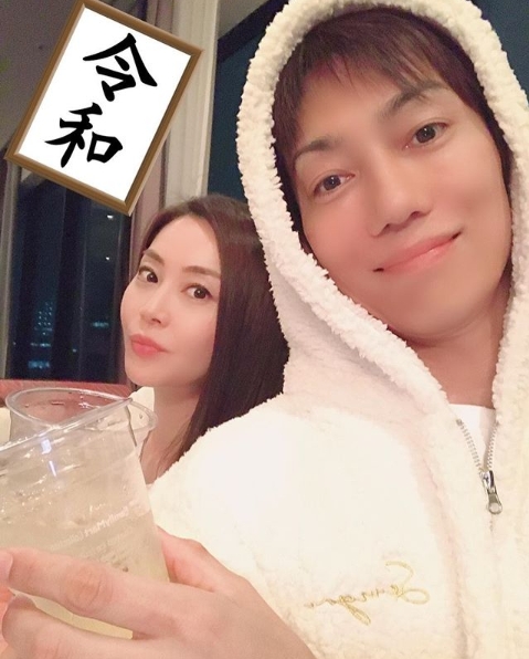 青山光司與老婆舉杯。青山光司IG