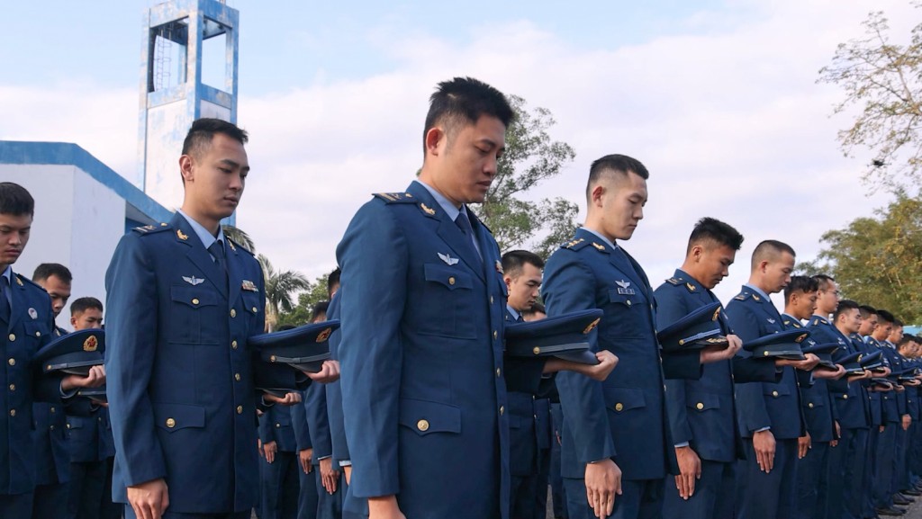 駐香港部隊領導機關、官兵代表在中環軍營、中區軍用碼頭，陸海空軍部隊官兵在昂船洲、石崗、新圍等軍營，組織下半旗和默哀儀式，向在香港大埔宏福苑火災中遇難人員和殉職消防員致以深切哀悼。政府新聞處