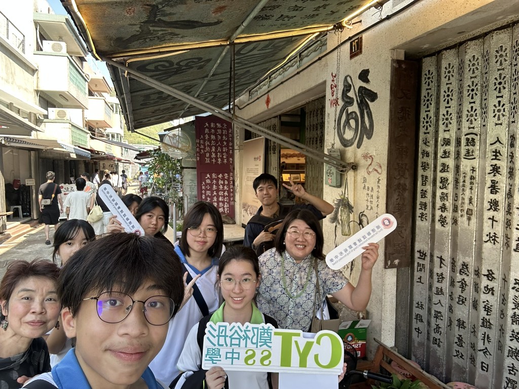 郑中师生参观满是文化艺术气息的大澳煜发工作室。 