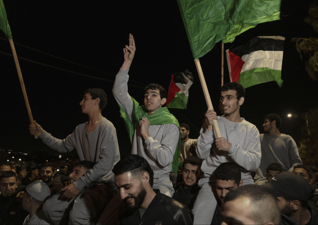 巴勒基坦民众庆祝同胞从以色列监狱中获释。美联社