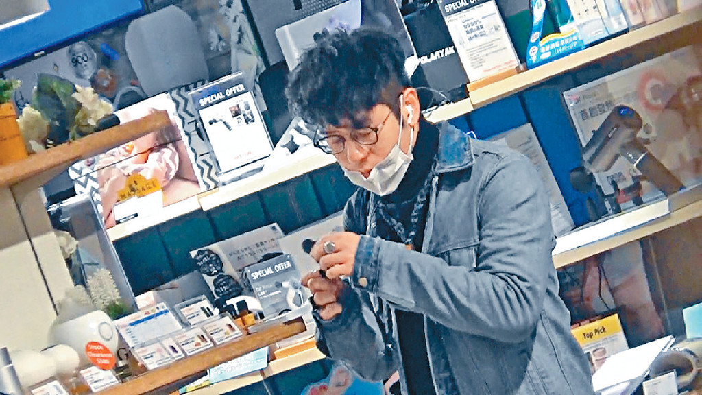 除罩吸精  
■買了一部香薰噴霧機，梗要配番支精油一Set送畀人，於是Alfred又除罩逐支聞。