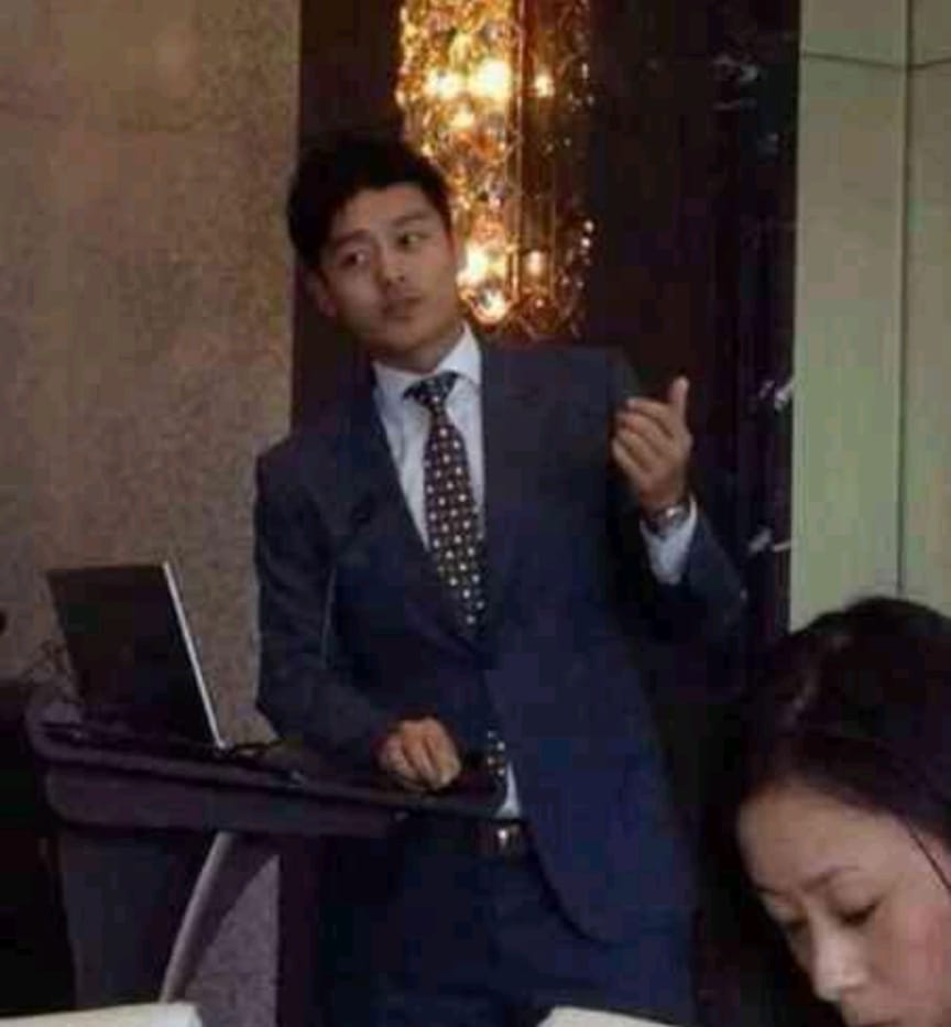 全智賢老公崔俊赫乃韓國國寶級服裝設計師李英熙的外孫、設計師李貞宇之子,家世顯赫又是著名高富帥才俊。 全智賢老公崔俊赫乃韓國國寶級服裝設計師李英熙的外孫、設計師李貞宇之子,家世顯赫又是著名高富帥才俊。