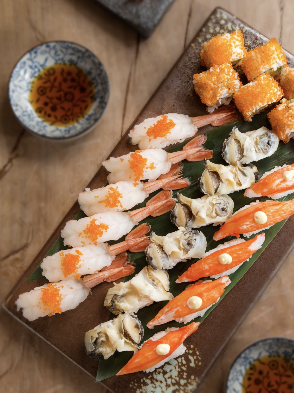 烟韧有嚼劲的寿司饭铺上蟹肉、飞鱼子及鲜虾等，鲜味又爽甜。
