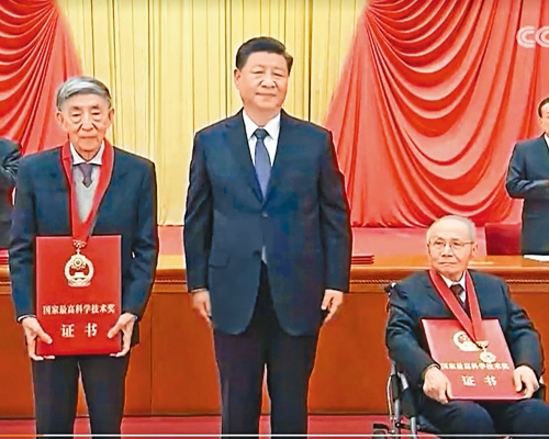 習近平為兩名得獎的科學家顧誦芬（右）及王大中（左）頒獎。　