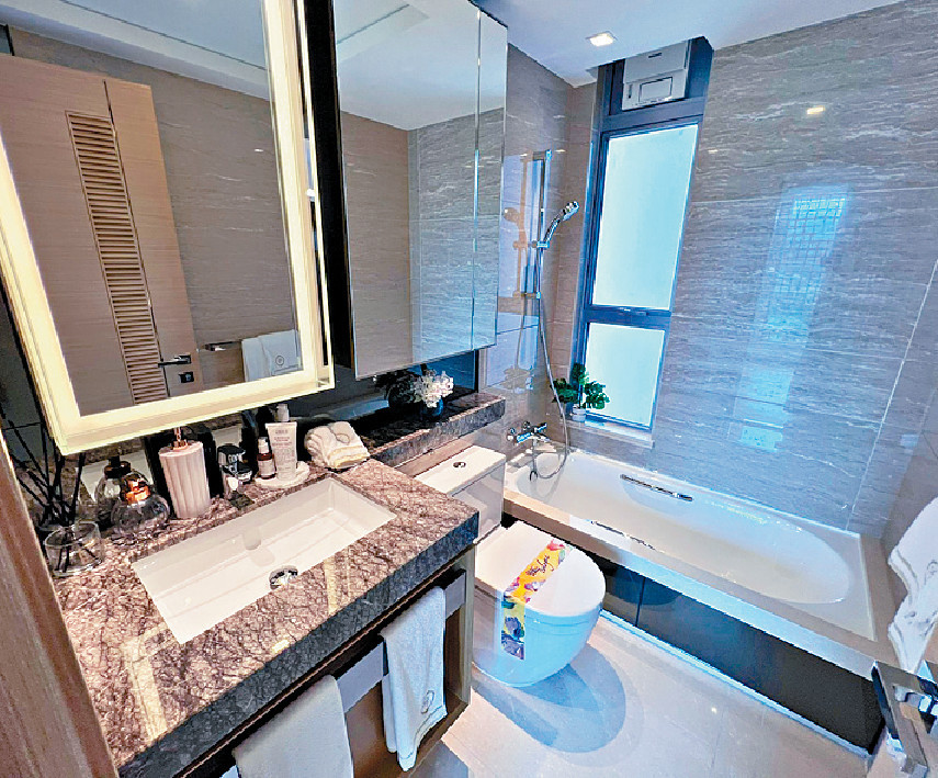 ■浴室設浴缸，更附送Panasonic浴室寶及斯寶亞創電熱水爐。