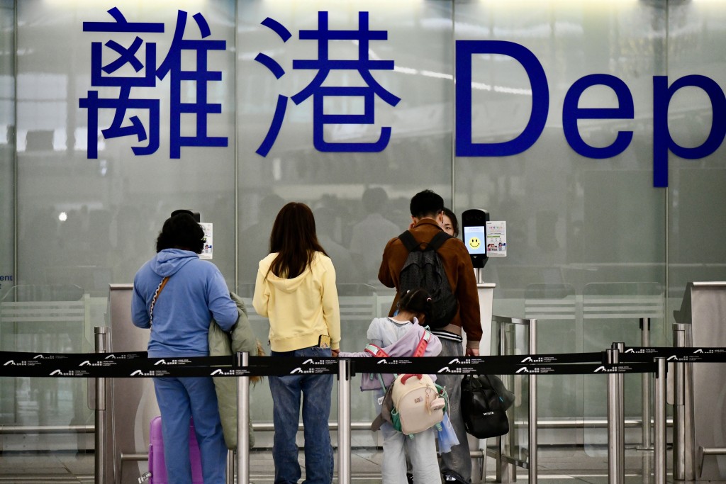 孫又指,現時就香港永久性居民「長期離港」或「回流居港」並無普遍接受的定義。 孫又指,現時就香港永久性居民「長期離港」或「回流居港」並無普遍接受的定義。