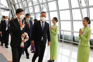 行政长官李家超(左)今日亦有到到泰国国际机场迎接习近平夫妇。