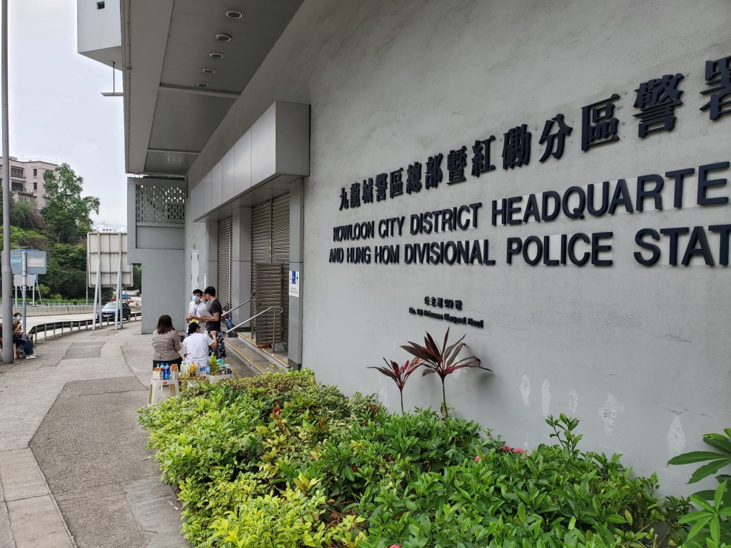 被捕人士的親友在紅磡警署外等候消息。