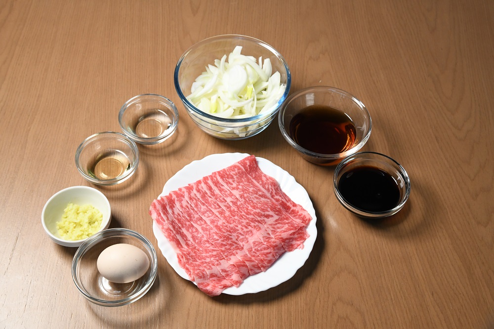 日式牛丼配溫泉蛋的材料簡單。