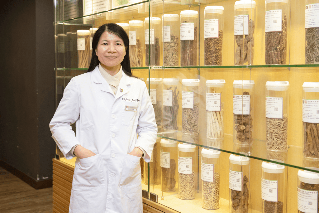 冼教授提醒申請人除符合研究院入學條件,面試中能否展示個人對中藥研發的熱誠和興趣至為重要。 冼教授提醒申請人除符合研究院入學條件,面試中能否展示個人對中藥研發的熱誠和興趣至為重要。