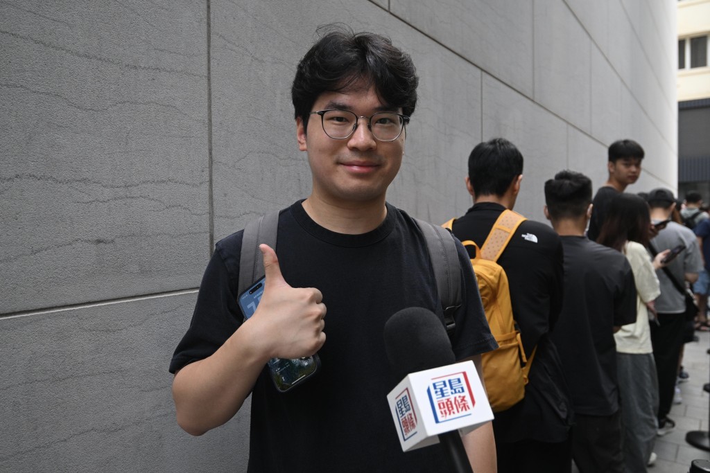 在香港工作的內地人王先生特意早起，7點半到場希望及早取機再趕返公司。