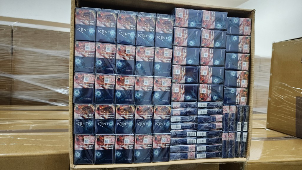 海關周一的行動，共檢獲600萬支未完稅香煙。黎志偉攝