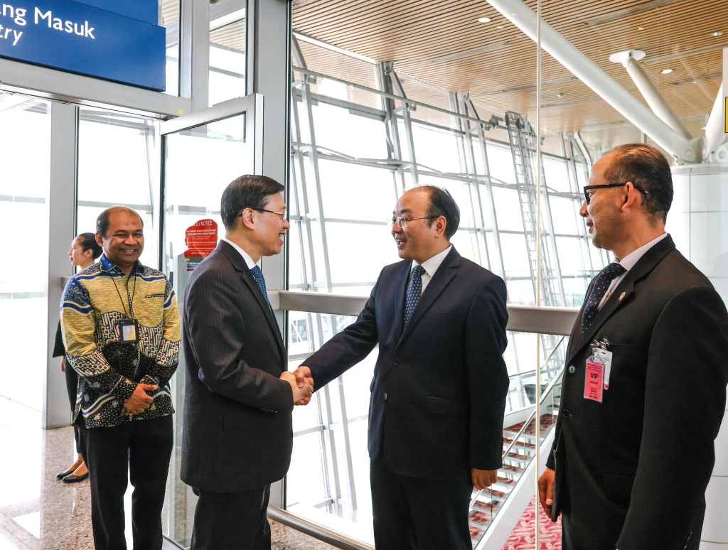 中國駐馬來西亞大使歐陽玉靖等人到機場迎接。李家超FB