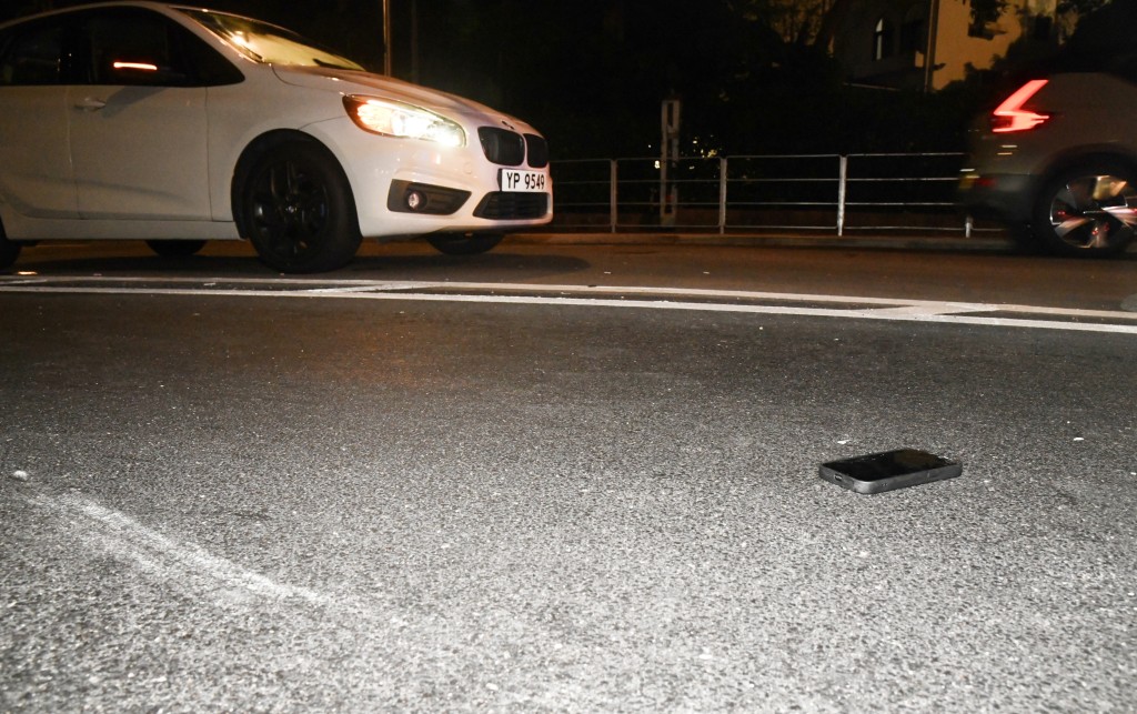 現場遺下一部手機。 現場遺下一部手機。