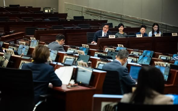 財政司副司長黃偉綸與房屋局局長何永賢昨日(23日)到立法會房屋事務委員會進行特別會議,向議員詳述有關安排。何永賢FB圖片 財政司副司長黃偉綸與房屋局局長何永賢昨日(23日)到立法會房屋事務委員會進行特別會議,向議員詳述有關安排。何永賢FB圖片
