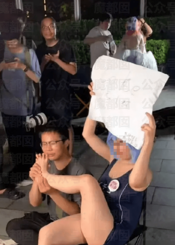穗漫展女Coser售“洗脚水”遭驱逐,主办方禁低俗摊位。 穗漫展女Coser售“洗脚水”遭驱逐,主办方禁低俗摊位。