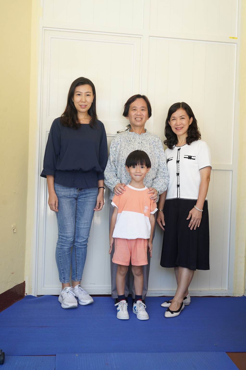 （由左至右）路德會呂 君博幼兒園舊生兼家長 Sandy及其次子景然、 路德會呂君博幼兒園校長林秀芳、路德會陳恩美幼兒園校長鄭少玲。（圖片來源：《親子王》）